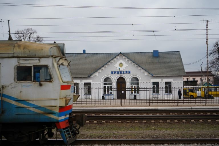 Railway-Station-train-Brovary-Vokzal-stantsiya-zaliznytsya-UZ-elektrychka-Brovary.-2020.-Anton-Rakov